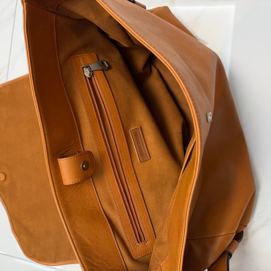 아더에러 브리드 메신저 백 카멜 상품이미지7