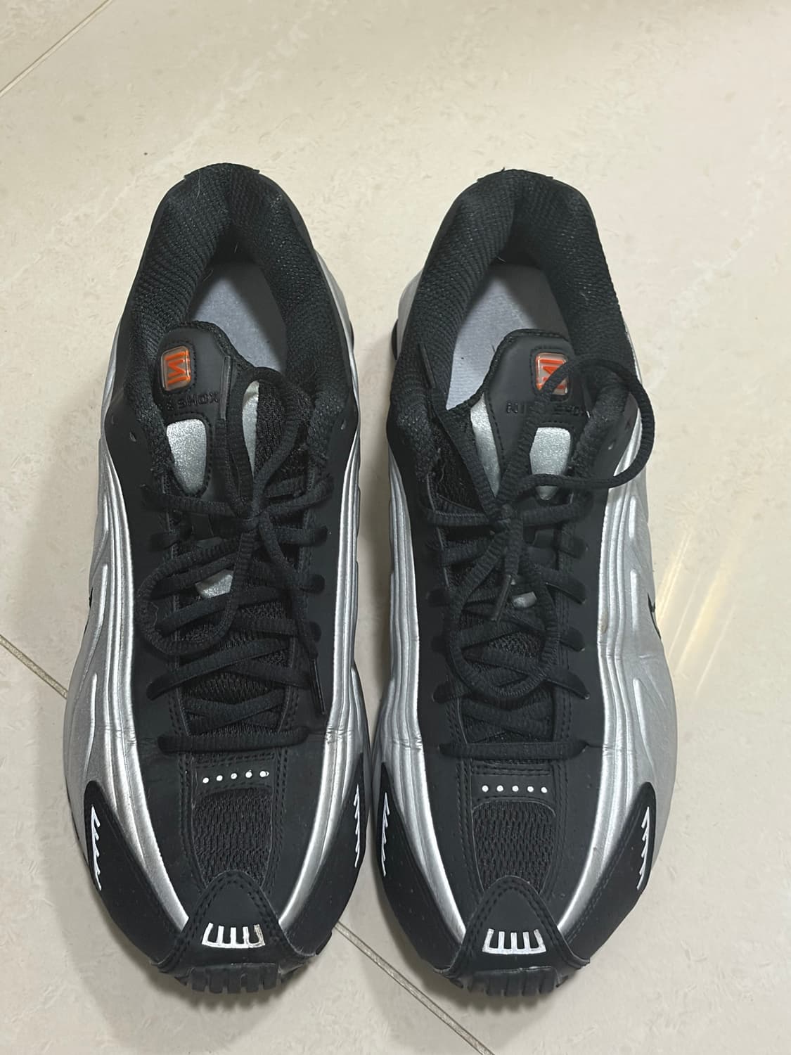 나이키 샥스 블랙 앤 메탈릭 실버 상품이미지1