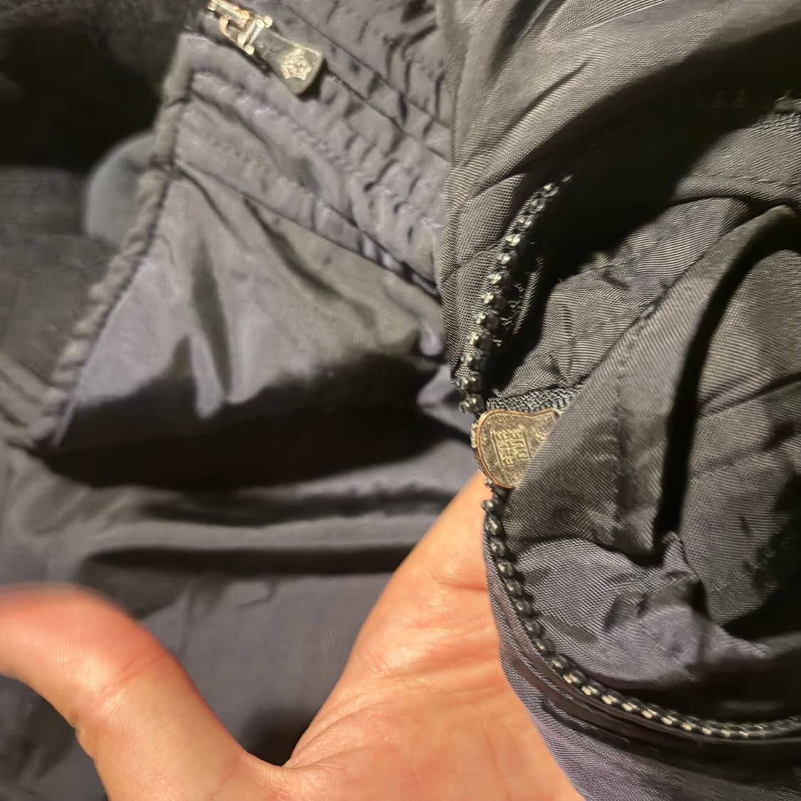 VERSACE JEANS 네이비 나일론 투웨이 패디드 자켓 상품이미지9