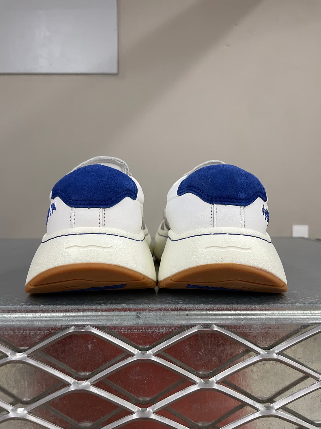 아더에러 로그 바우스 오프 화이트 230 상품이미지3