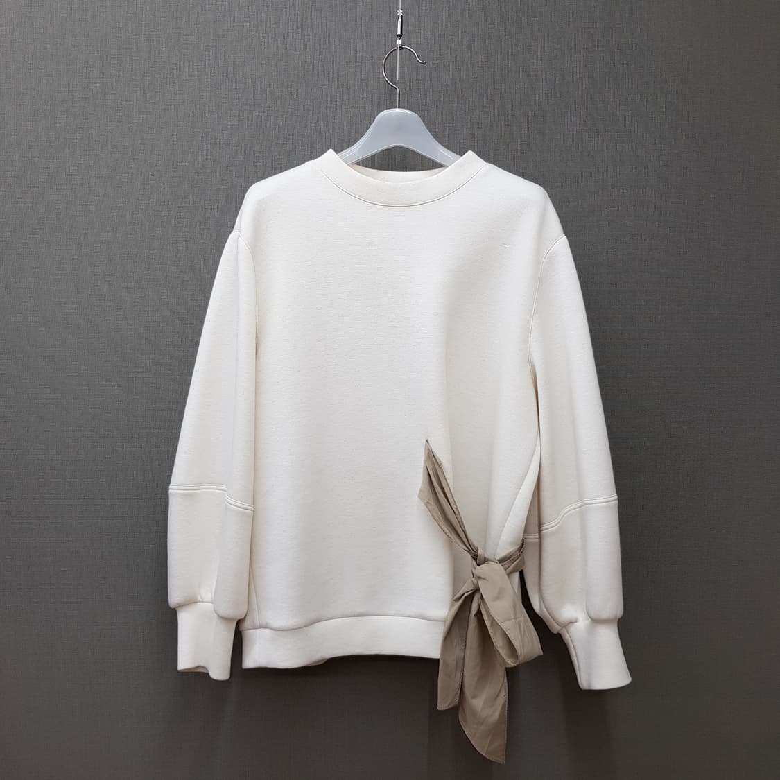 한섬 랑방 리본 포인트 스웻셔츠 88-98-165사이즈 상품이미지2