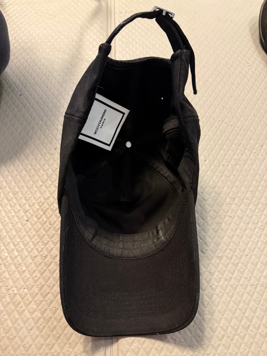 우영미 렌티큘러 엠브로이드 볼캡 블랙 - 23SS 상품이미지3