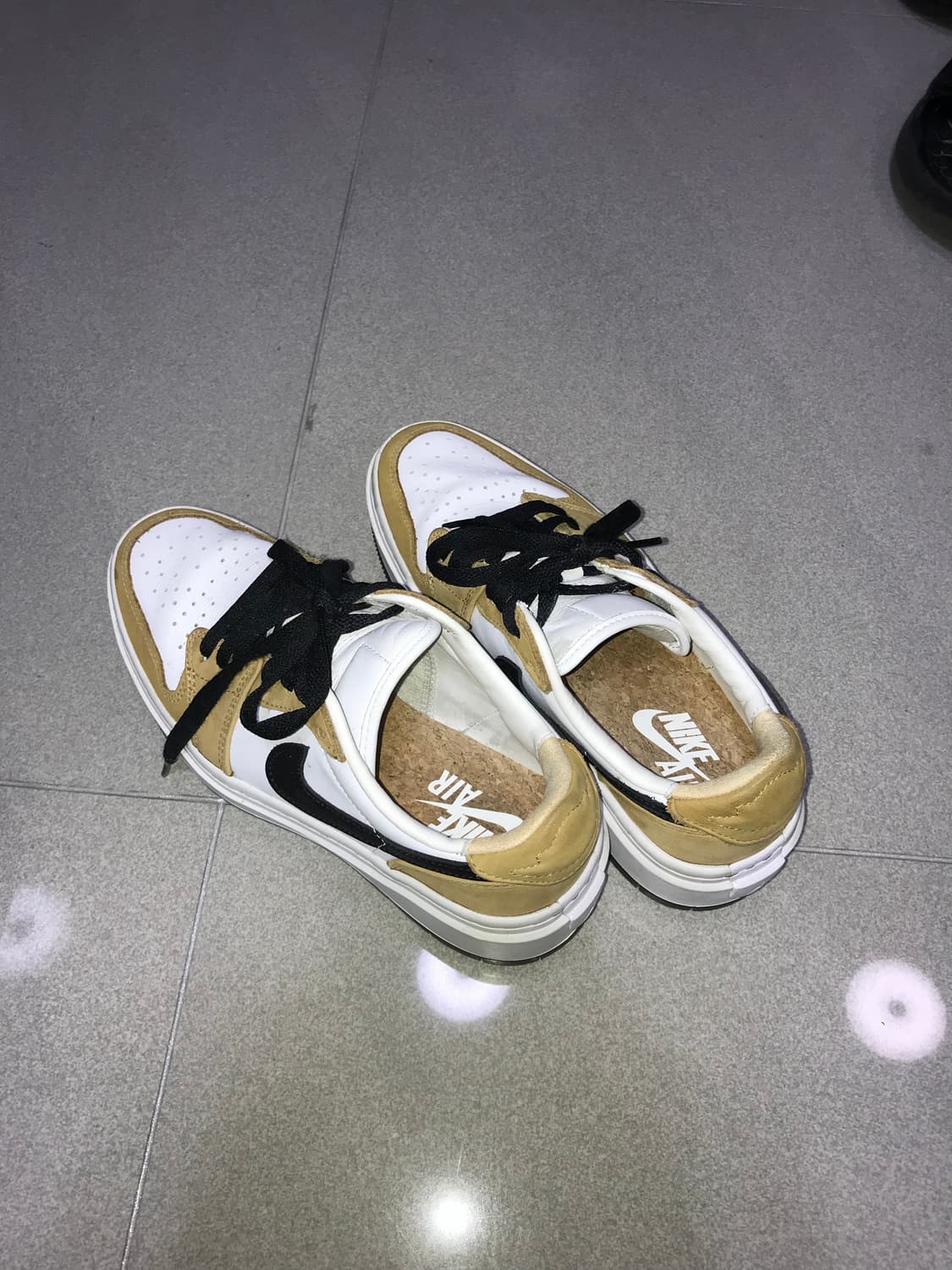 뉴욕매장구매!나이키 에어 조던 1 로우 흰/골드 230mm 상품이미지4