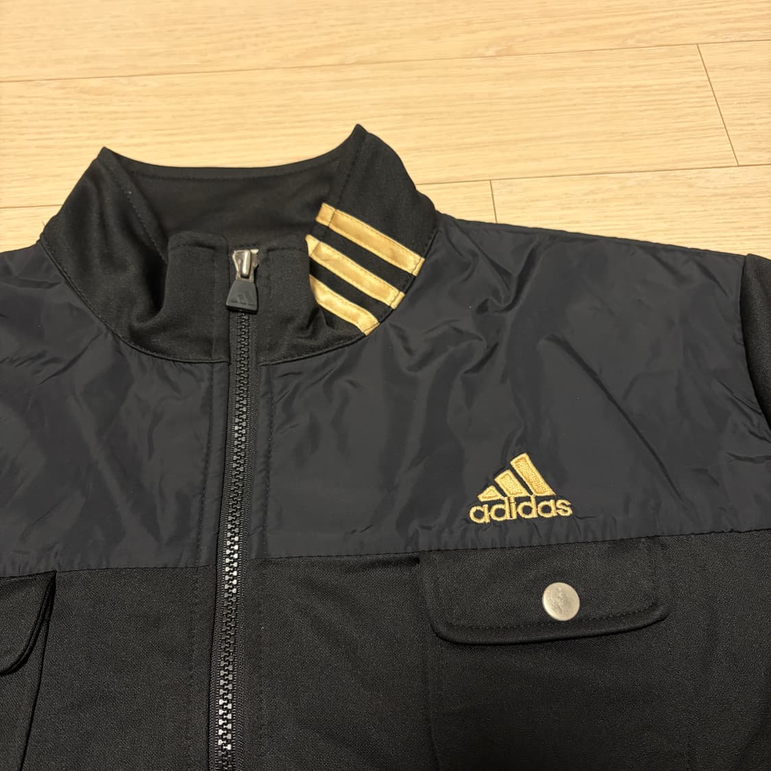 아디다스 90s 올드스쿨 투포켓 블랙/골드 져지 상품이미지3