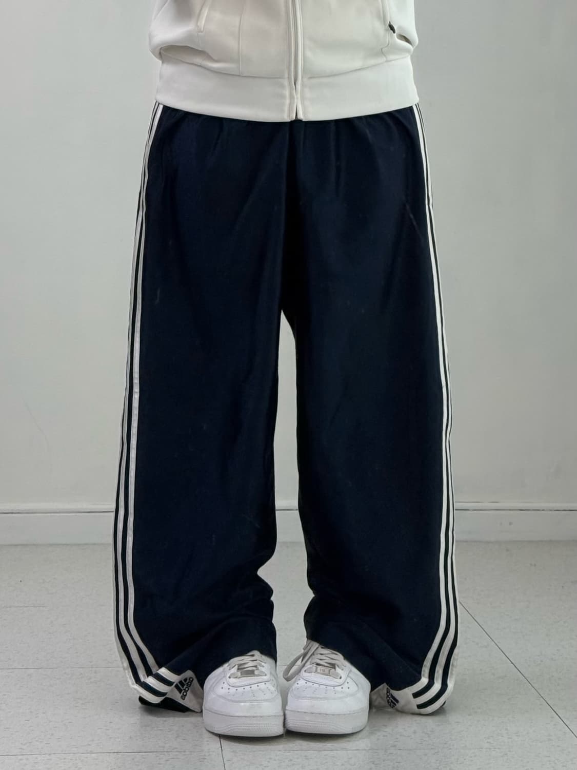 아디다스 네이비 사이드 버튼 트랙팬츠 상품이미지1