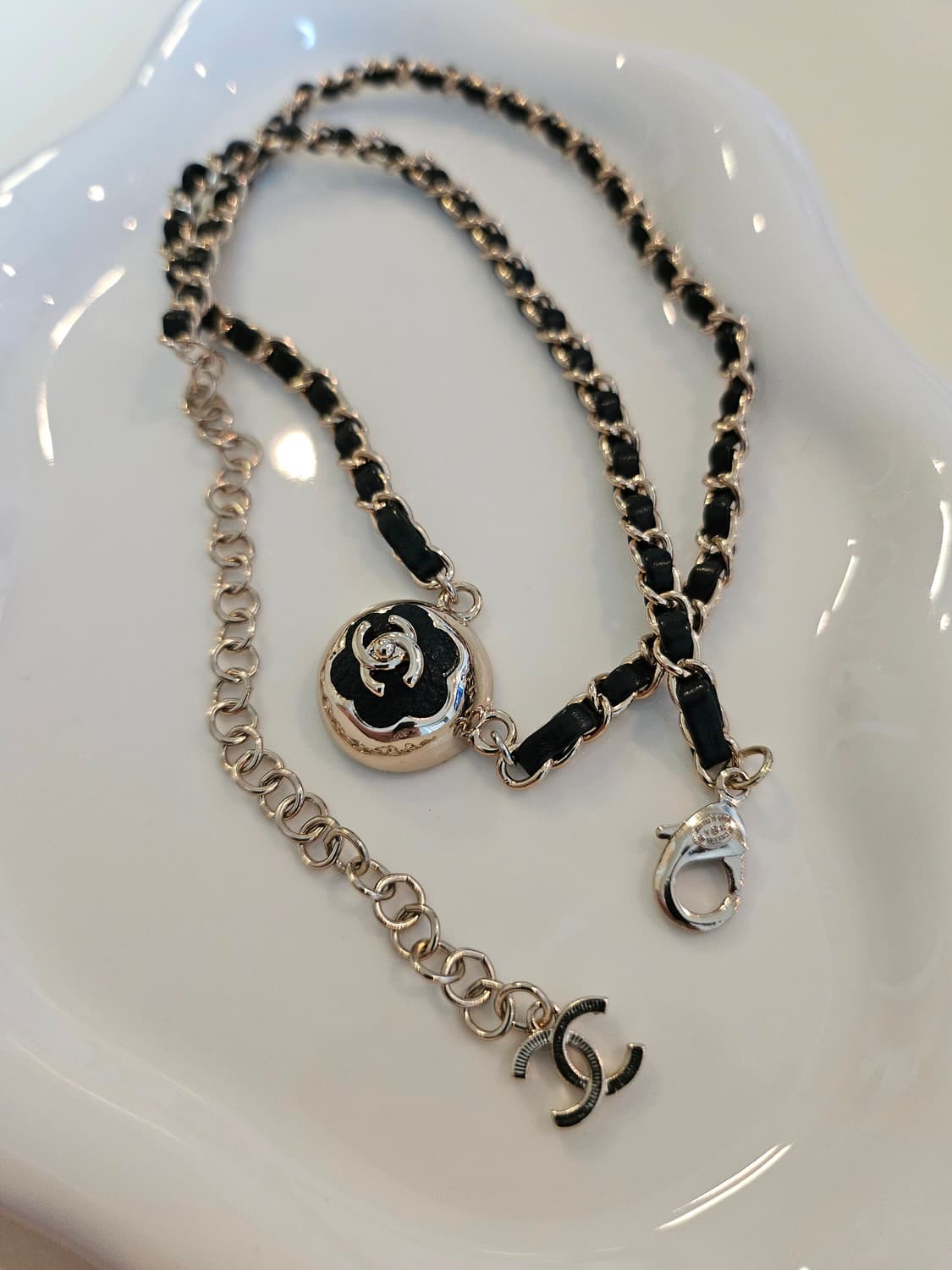 샤넬 블랙 투톤 까멜리아 턴락 가죽체인 목걸이 업사이클링  상품이미지4