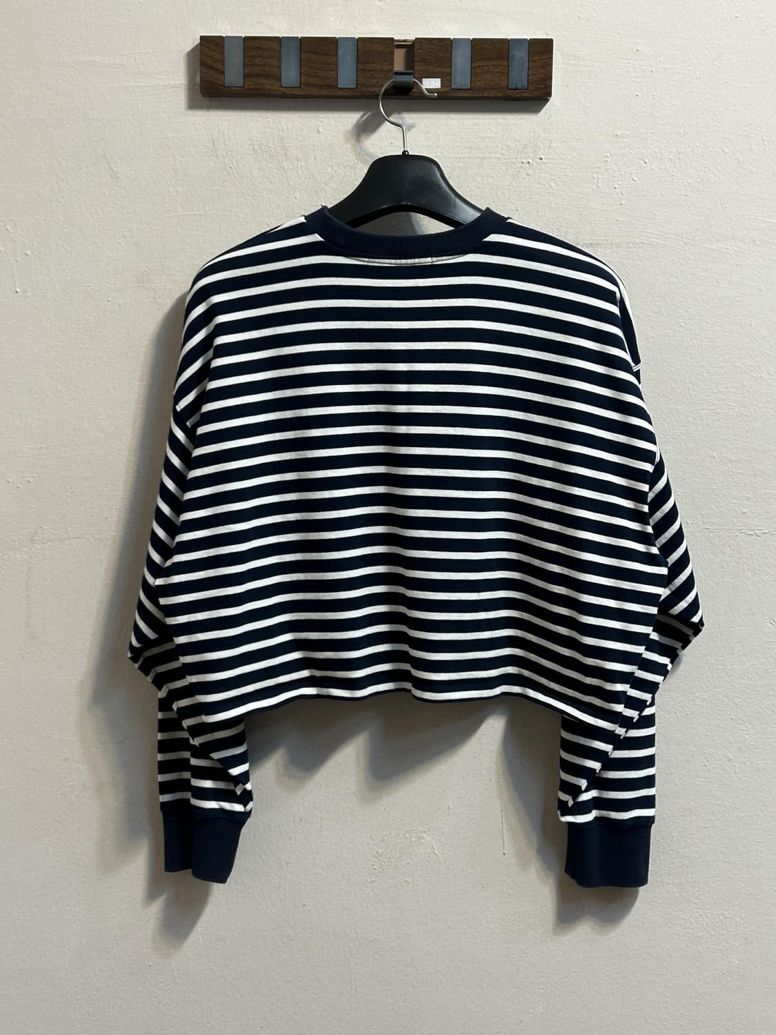 럭키슈에뜨 스트라이프 크롭 맨투맨 상품이미지5