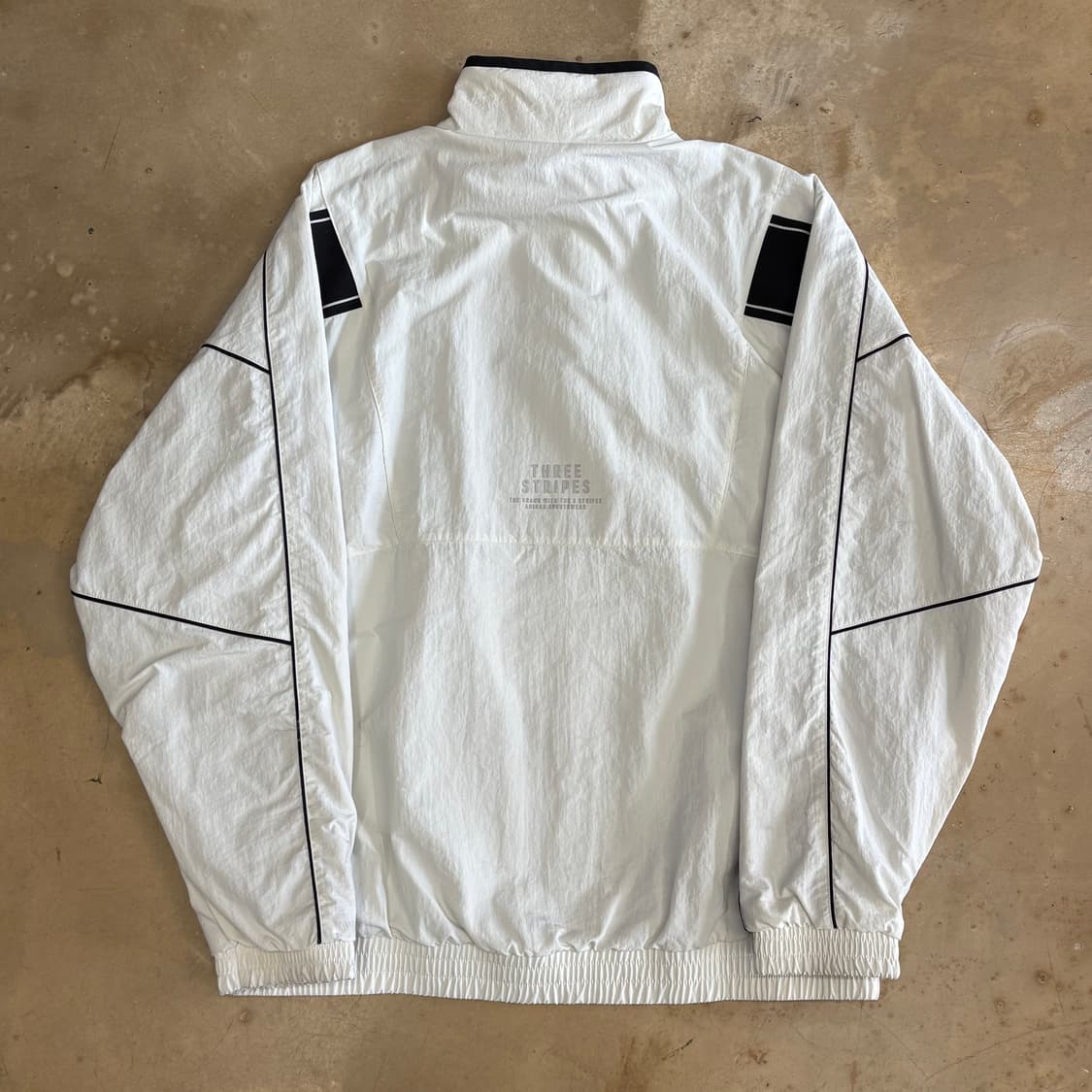 L 아디다스 The Three Stripes 레터링 우븐 바람막이 상품이미지3