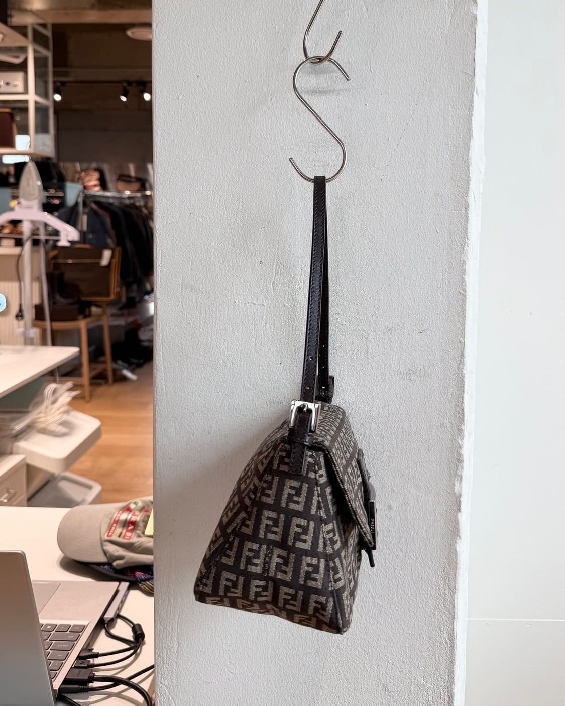 펜디 딥브라운 주카 바게트 숄더백  상품이미지3