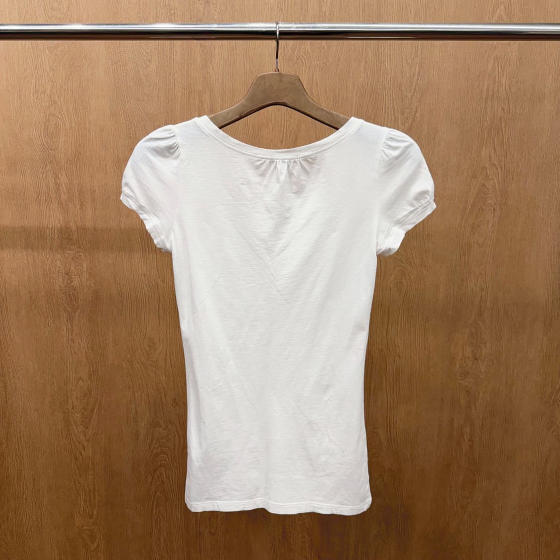 띠어리 반팔 티셔츠 퍼프 슬리브 브이넥 셔링 디테일 슬림핏 화이트 상품이미지3