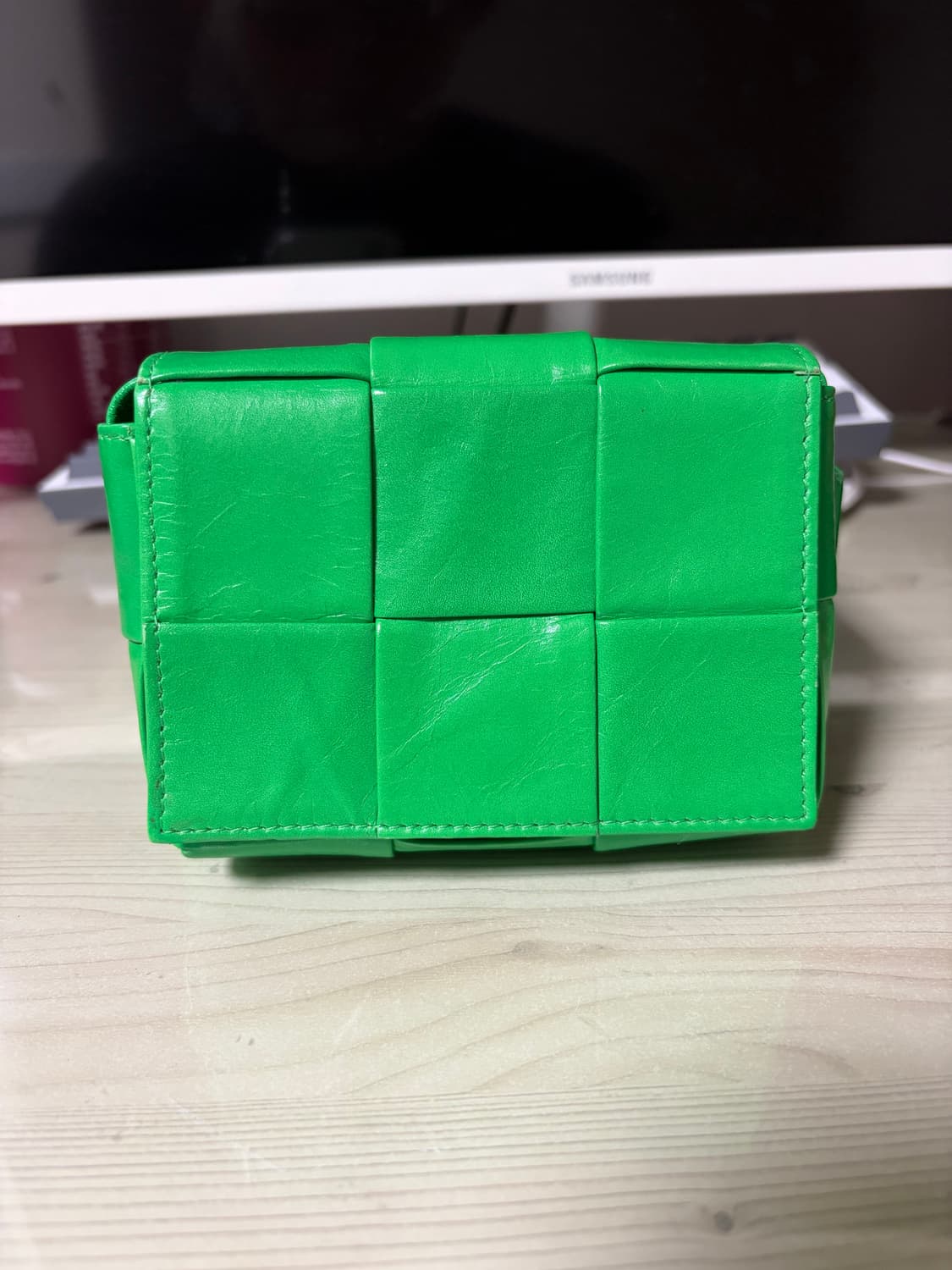 보테가 베네타 미니 레더 카세트백 패러킷 상품이미지1