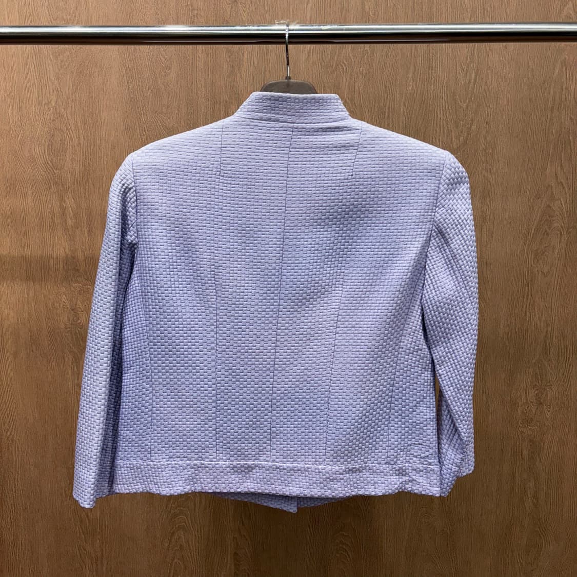 에르노 라운드넥 7부 세미 크롭 자켓 입체 조직 자개 버튼 디테일 퍼플 상품이미지3