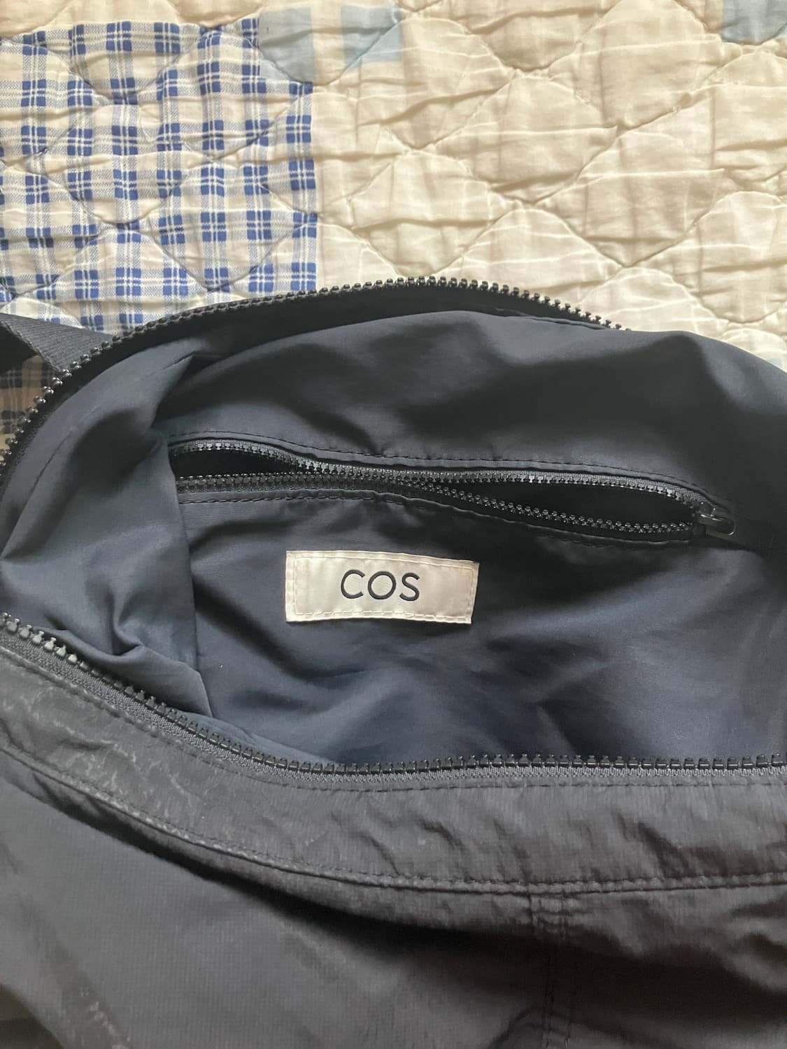 COS 나일론 숄더백 네이비 상품이미지4