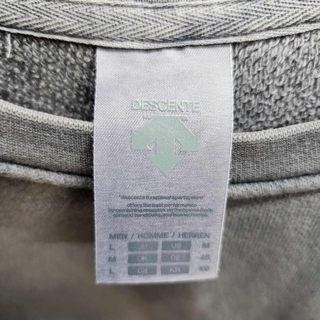 데상트 로고자수 피그먼트 맨투맨 L(2XL) 상품이미지5