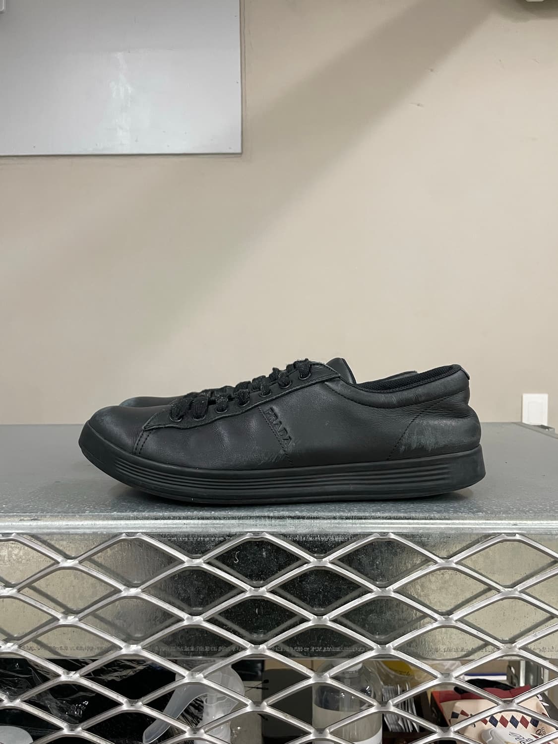 프라다 이니셜 레터링 스니커즈 US8.5 상품이미지1