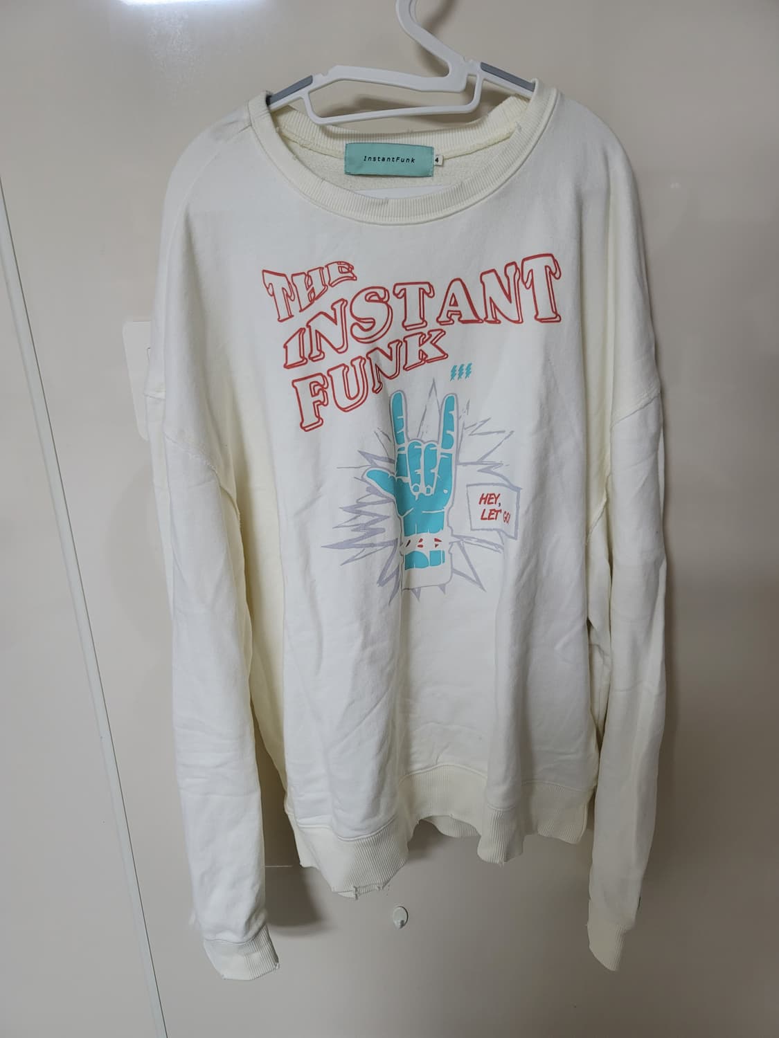 인스턴트펑크 데미지드 맨투맨 4사이즈 상태극상

남성 105정도 됩니다  상품이미지1