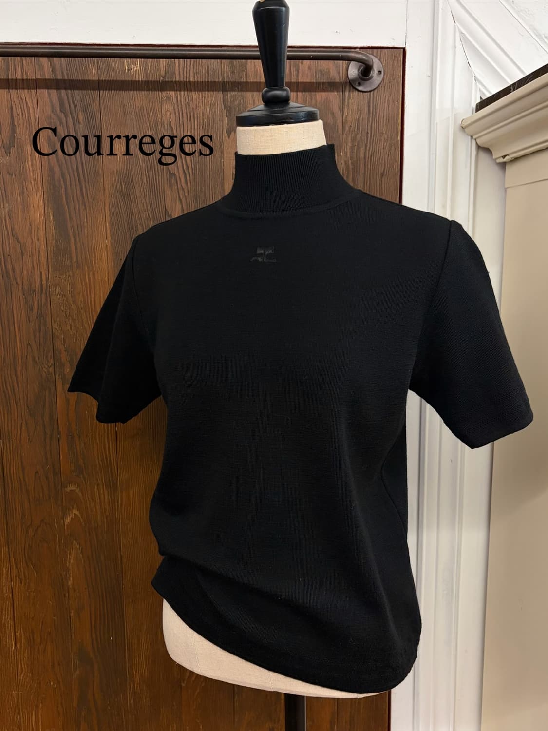 꾸레쥬 정품 블랙 로고 반팔니트 상품이미지1