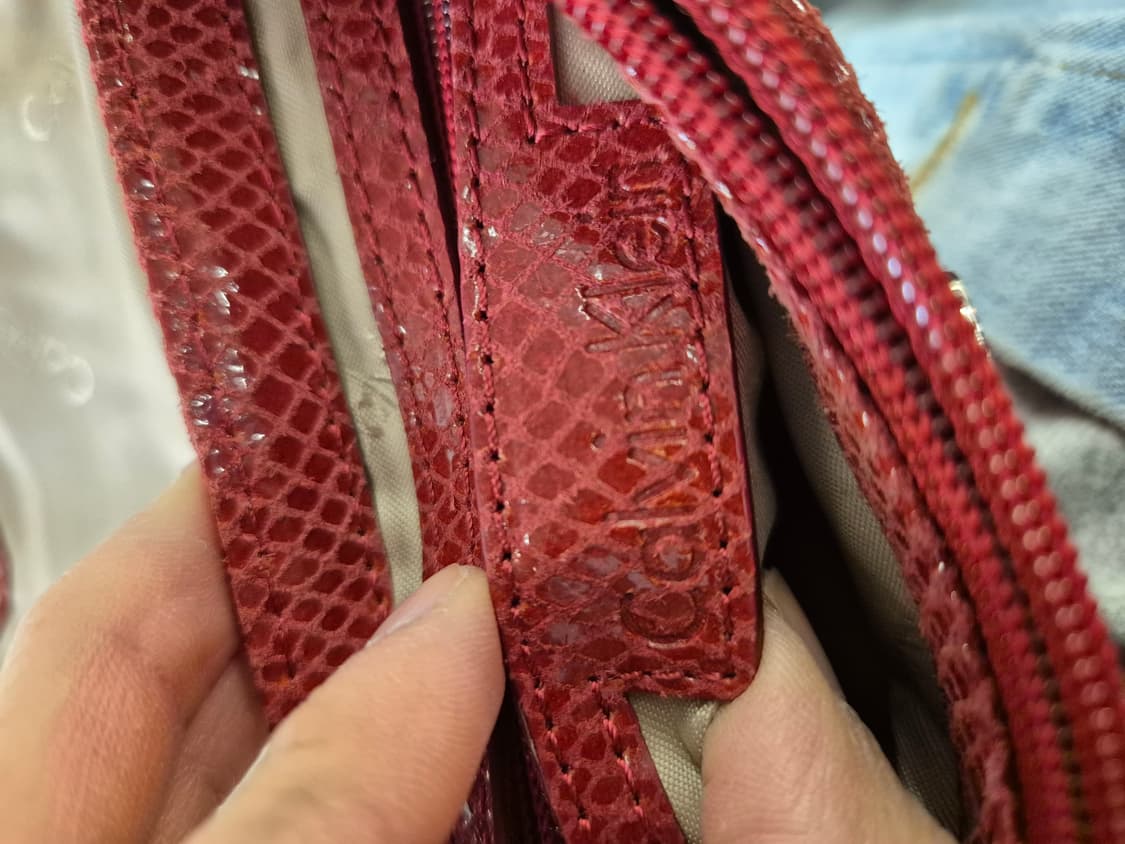 캘빈클라인 여성 레드 뱀피 패턴 체인 크로스백 상품이미지4