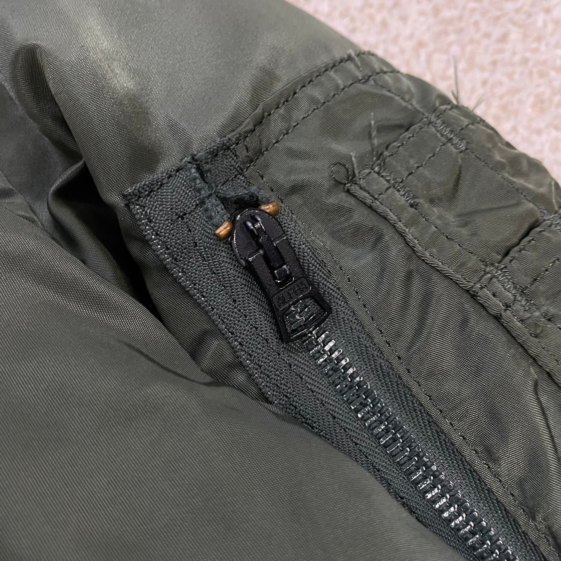 알파인더스트리 ma-1 플라이트 봄버 자켓 카키 상품이미지3