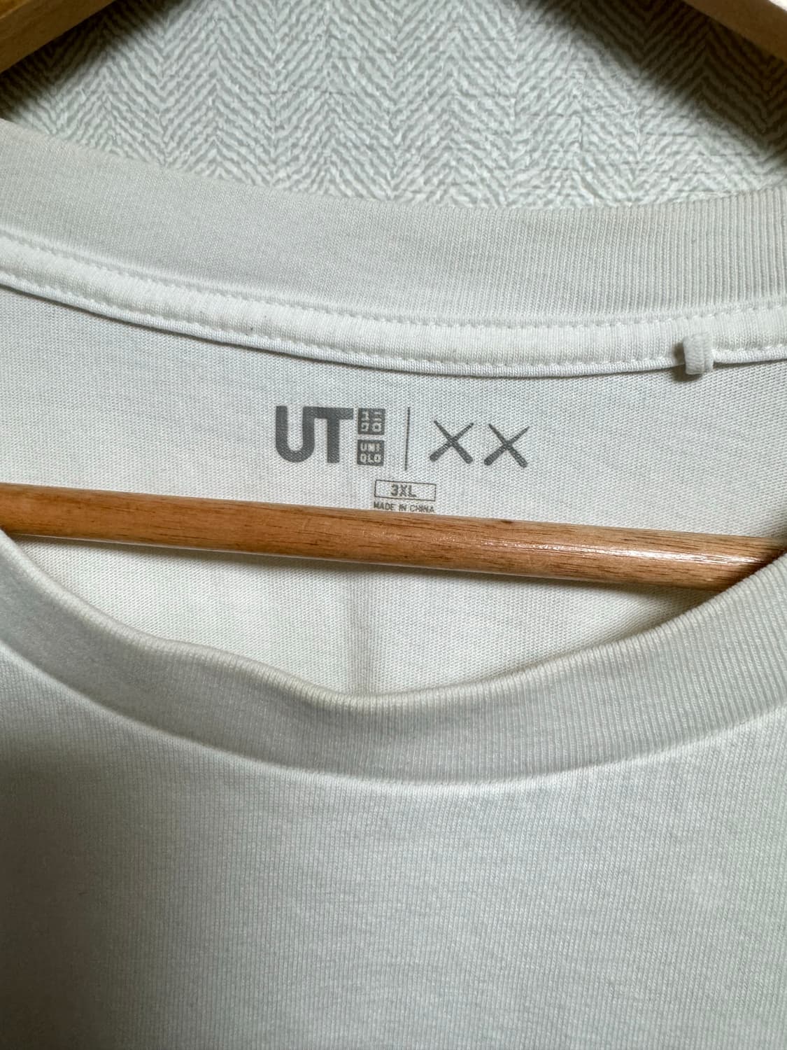 Uniqlo UT x KAWS "Pink BFF" Tee 상품이미지3