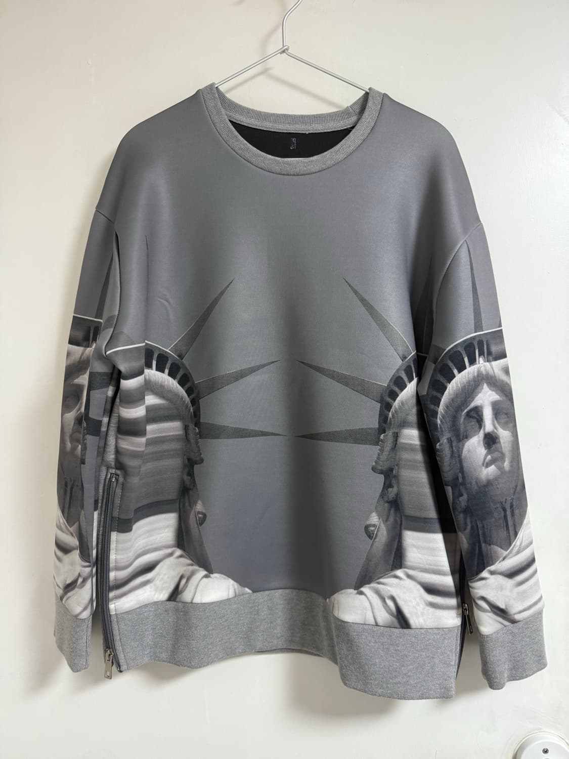 주카스페이스 자유의 여신상 네오프렌 맨투맨 상품이미지1