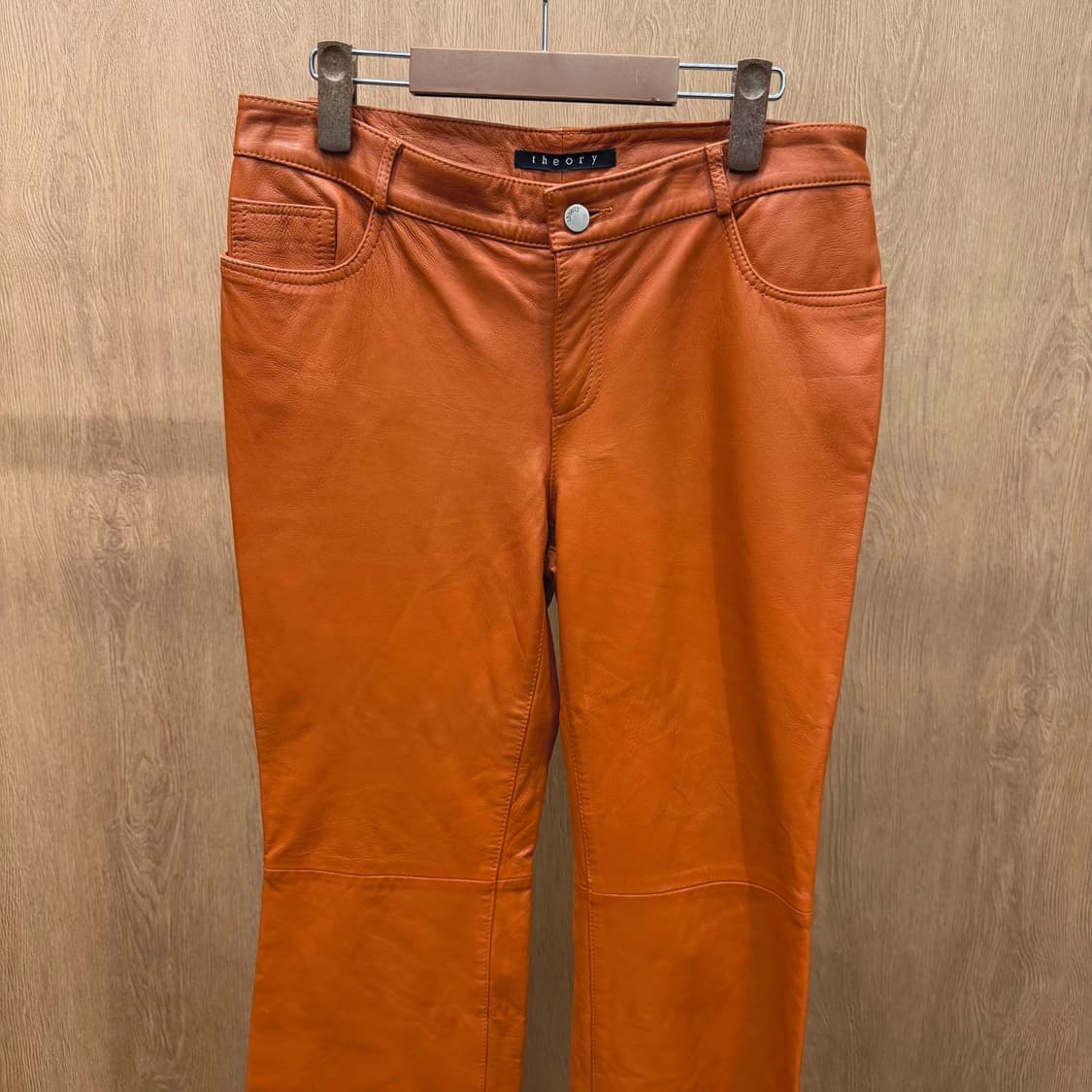 띠어리 레더 팬츠 미들 탑 절개 라인 디테일 부츠컷 오렌지 브라운 상품이미지4