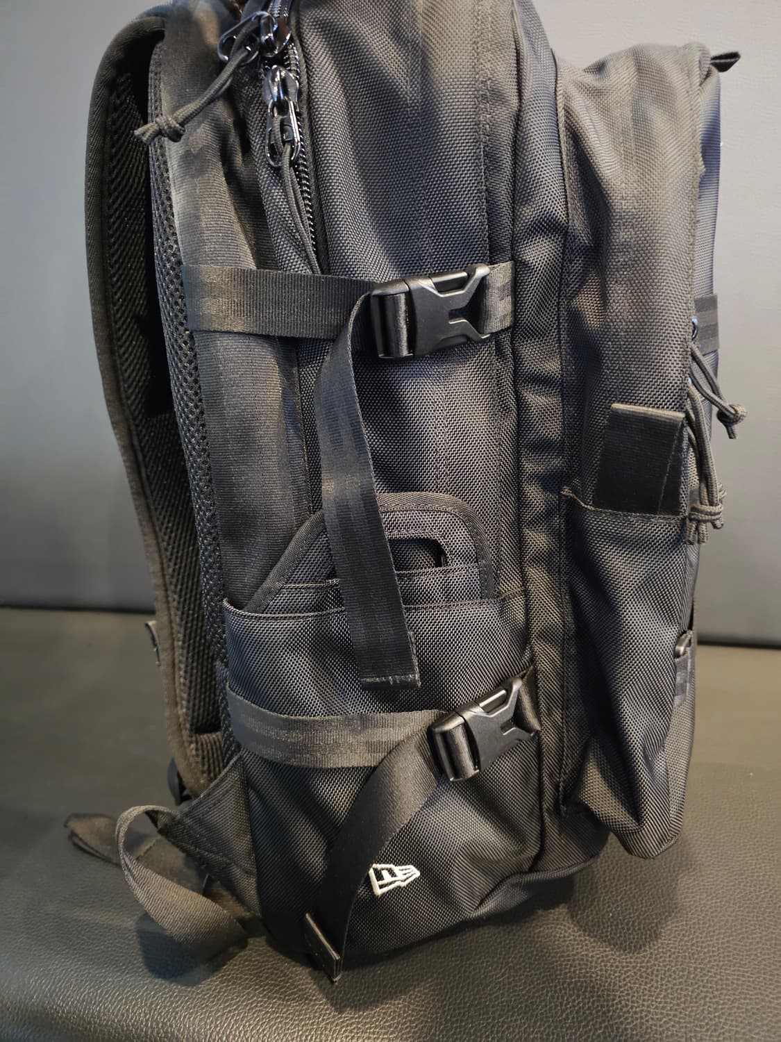 뉴에라 그라파이트 색상 백팩 상품이미지4