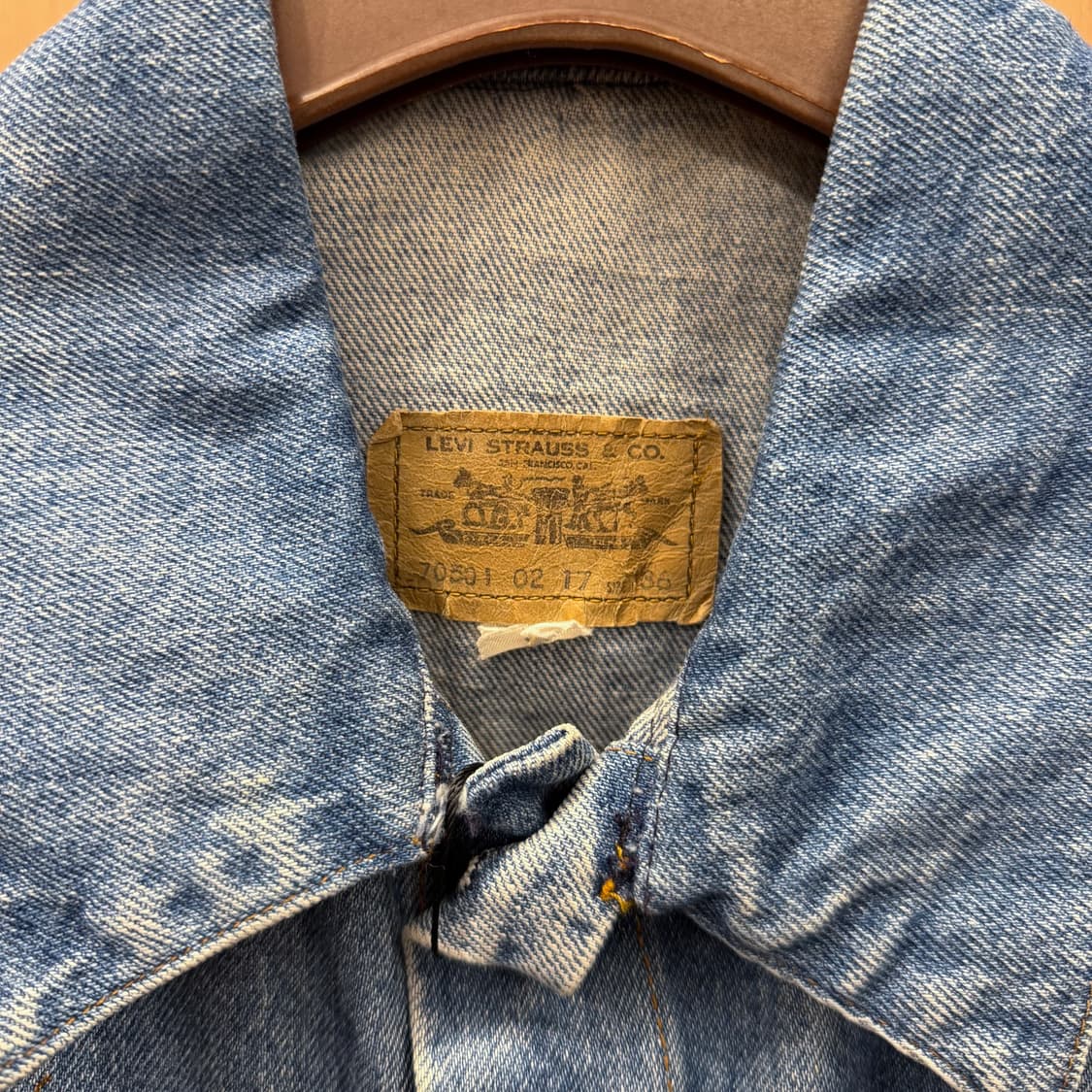 리바이스 클래식 데님 슬리브리스 베스트 메탈 스터드 워싱 디테일 중청 상품이미지8