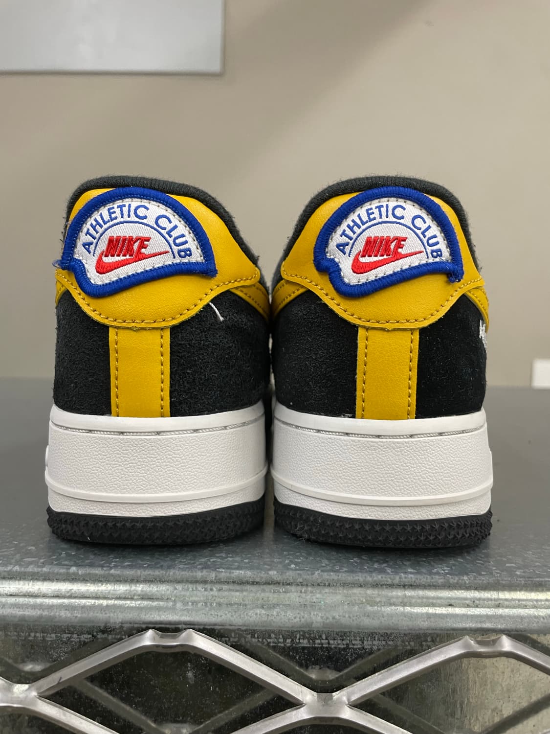 나이키 에어포스1 LV8 블랙 다크 설퍼 240 (gr-4220) 상품이미지3