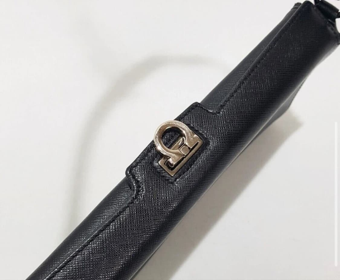 페라가모 은장 클러치 백 지갑 가방 숄더백 페레가모 블랙 턴락로고 간치니 상품이미지3