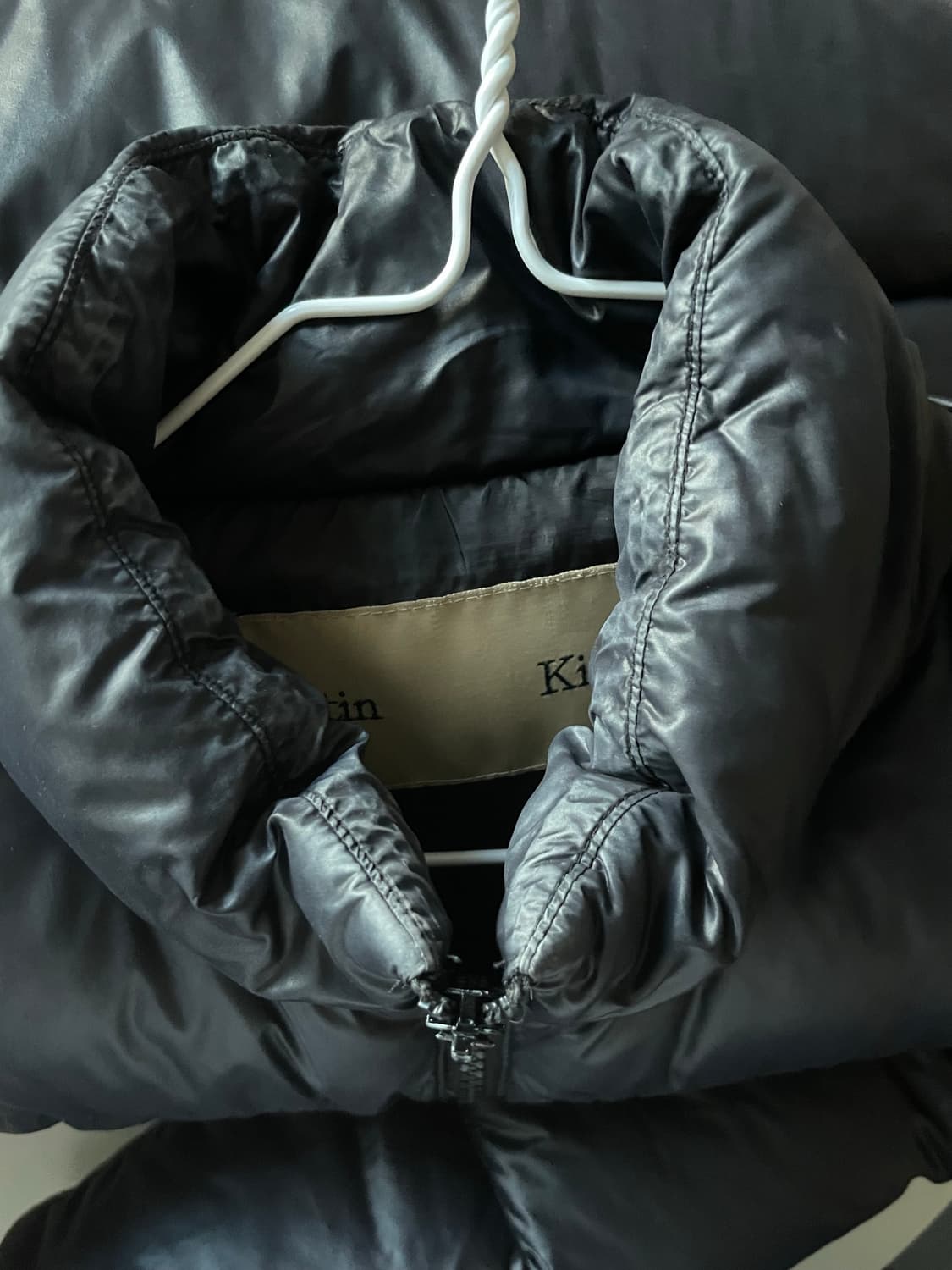 GLOSSY PUFFER JACKET IN BLACK 상품이미지2