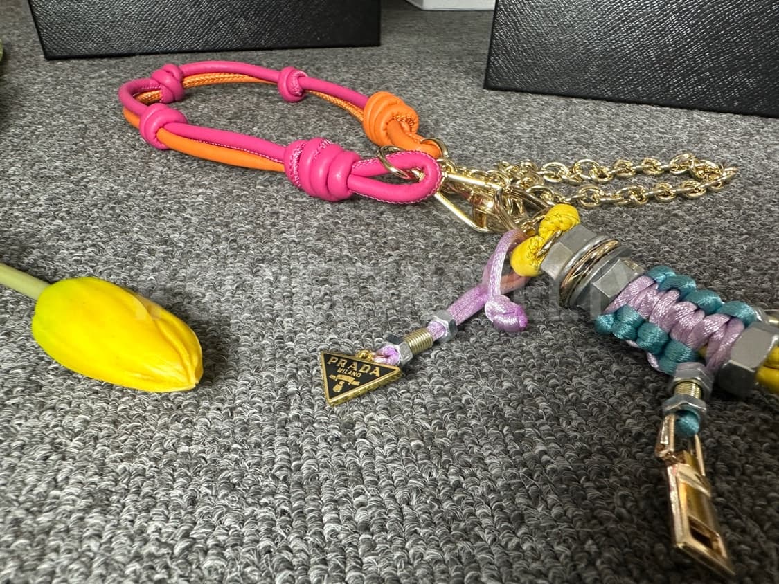 프라다 로봇 백참 핑크 상품이미지1