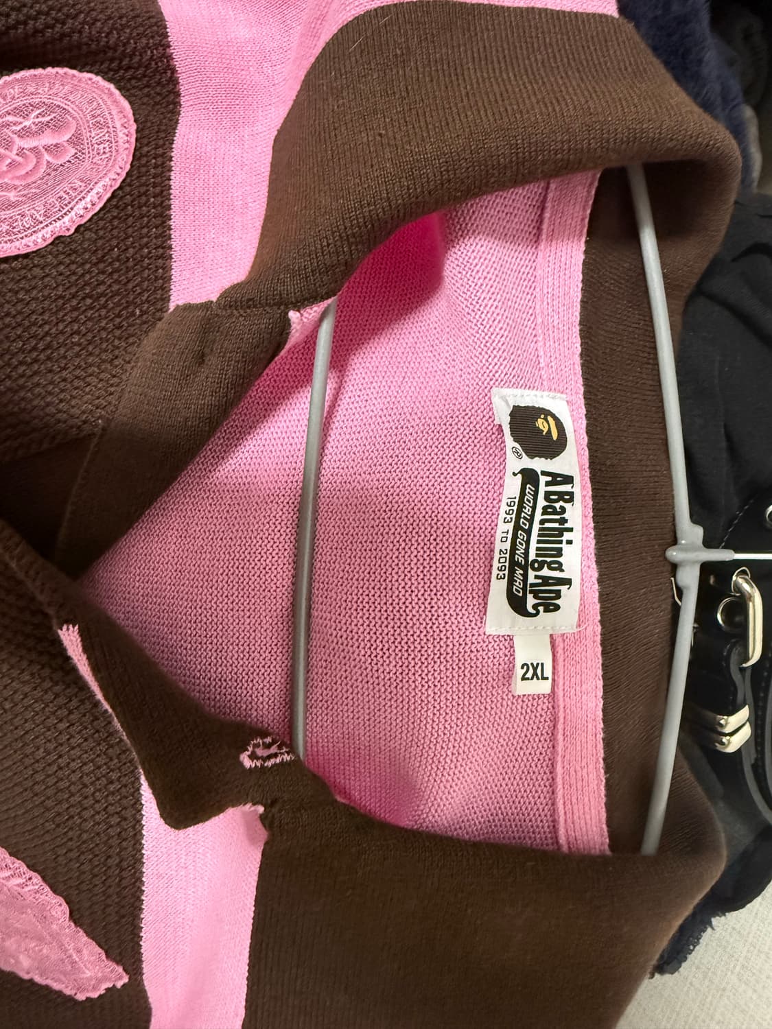 베이프 자카드 멀티 로고 스트라이프 릴렉스드 핏 롱슬리브 티셔츠 핑크 상품이미지3