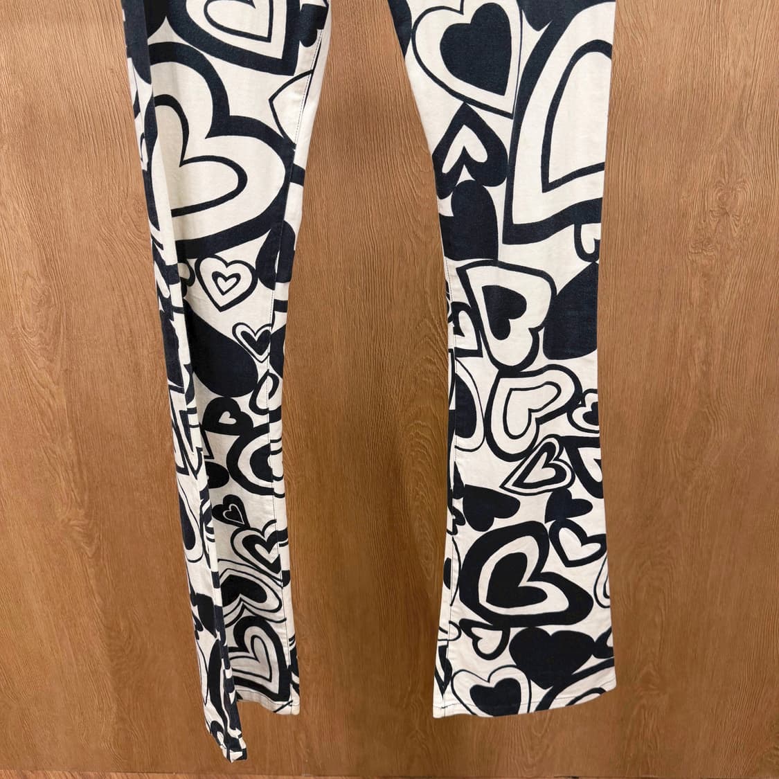 모스키노 진스 슬림 팬츠 올오버 하트 그래픽 프린트 디테일 화이트 블랙 상품이미지5
