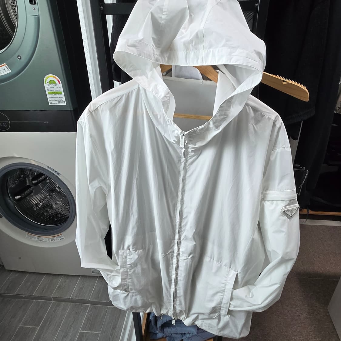 ​[정품] 프라다(PRADA) 삼각로고 나일론 후드 바람막이 - 화이트 상품이미지1