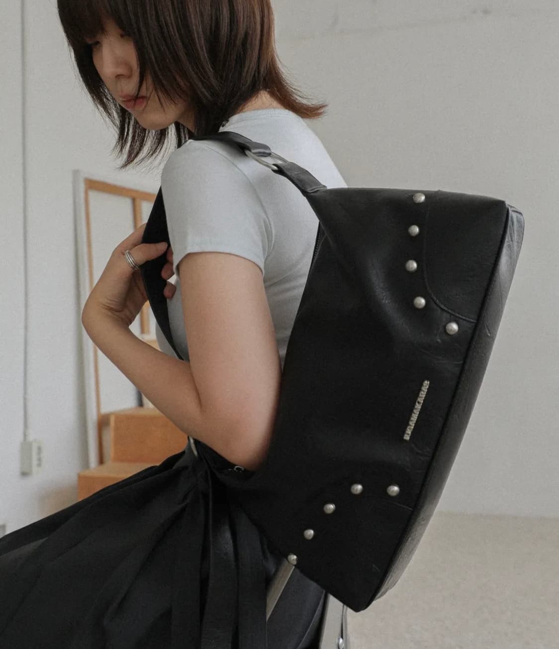 이우가마카라스 스터드 호보백 상품이미지4