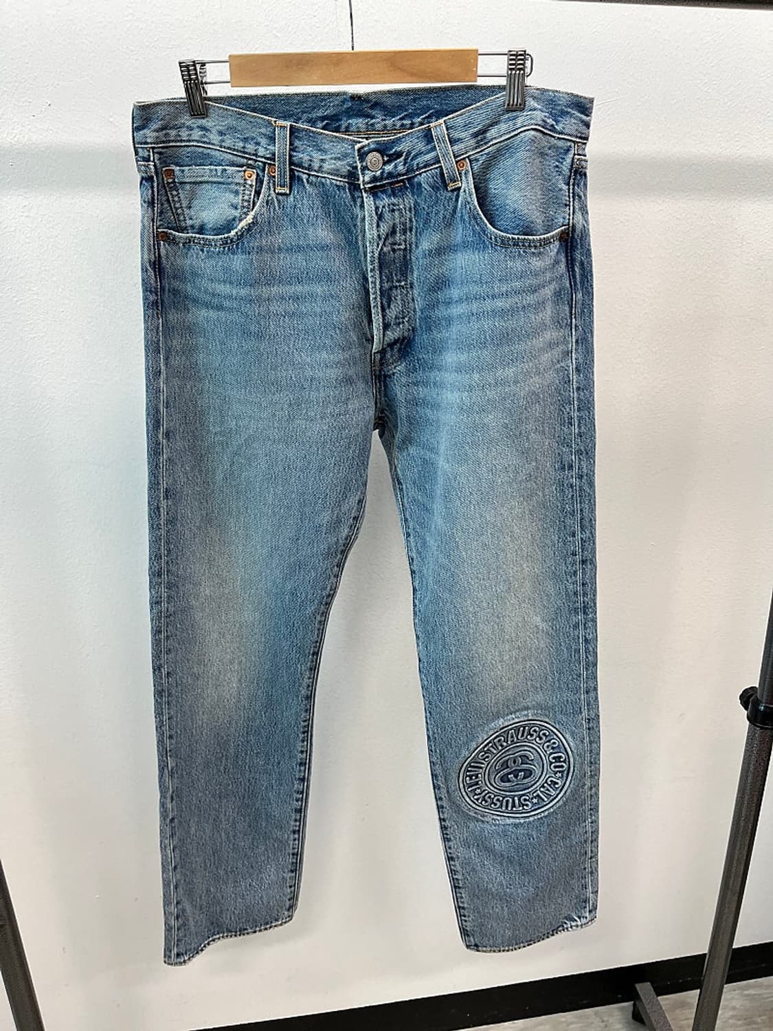 34) 스투시x리바이스 엠보스드 501 인디고 상품이미지4