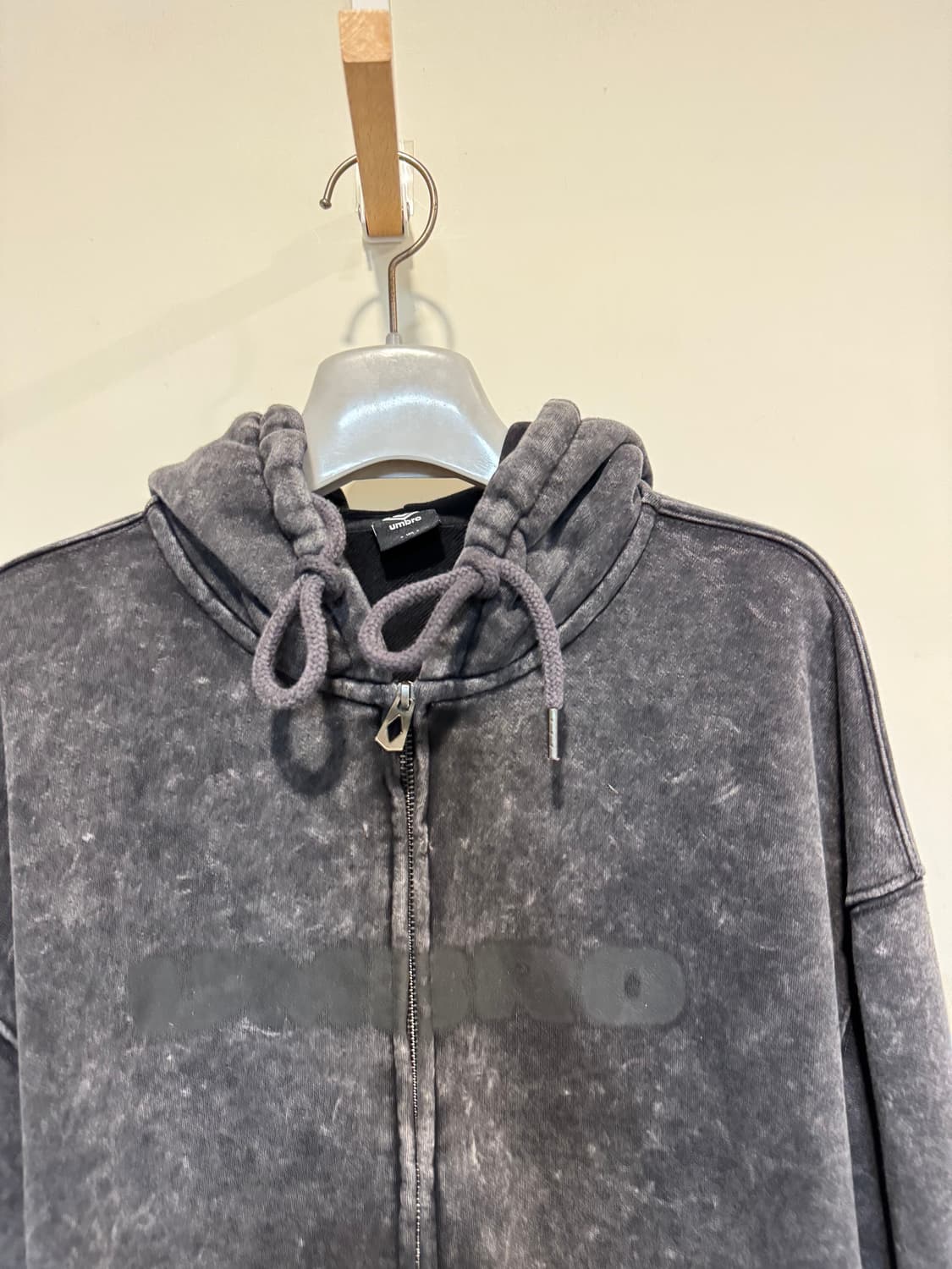 엄브로 워시드 니트 후디 집업 차콜 상품이미지8