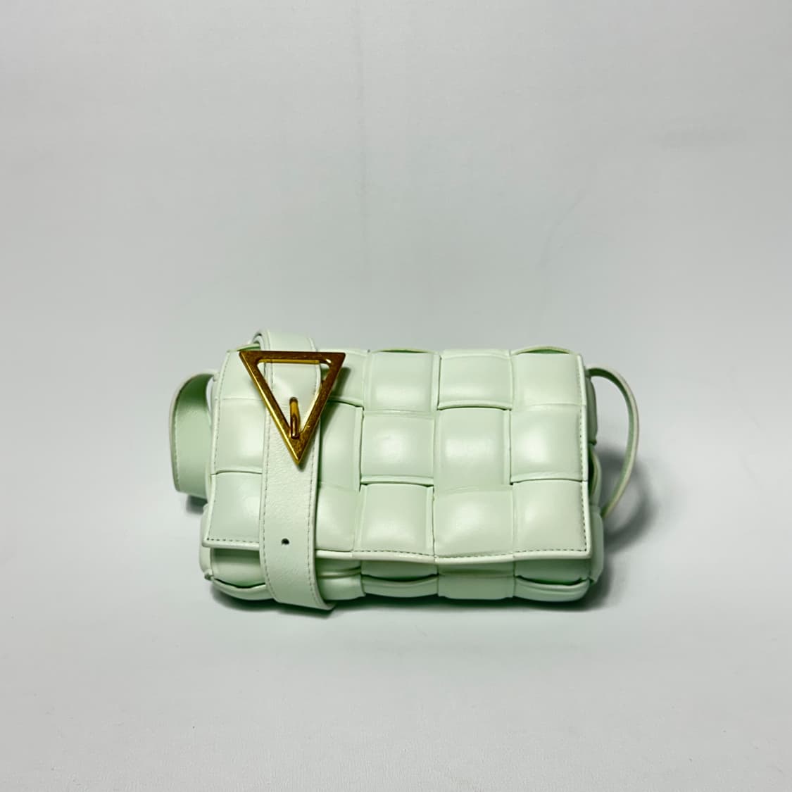 보테가베네타  패디드 카세트 크로스백 상품이미지1