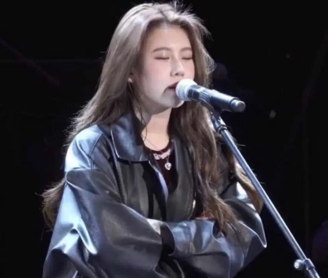 더와르 백예린 착용 라이더자켓 (착용샷ㅇ) 상품이미지2