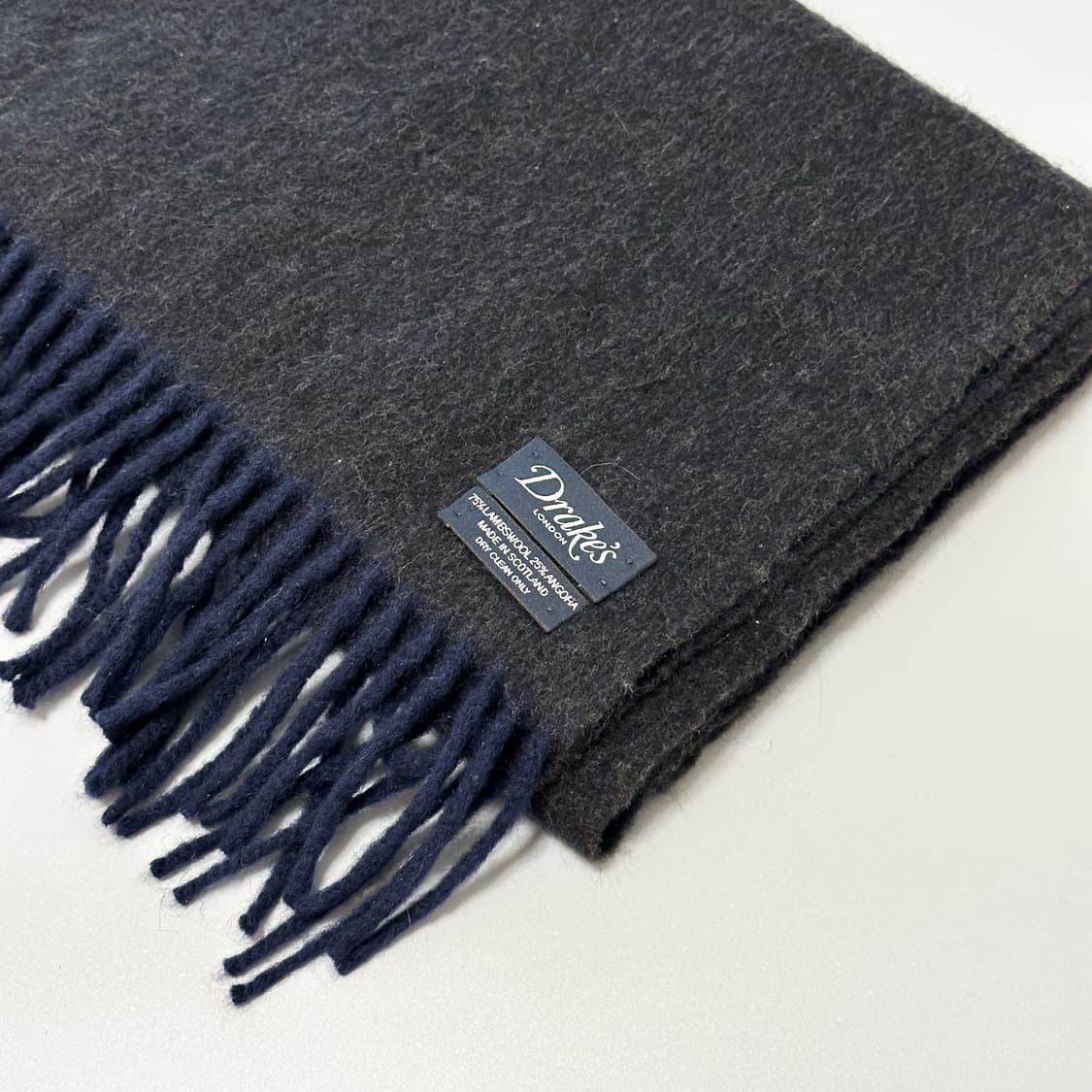 [Drakes] 드레익스 네이비&차콜 더블페이스 머플러 상품이미지3