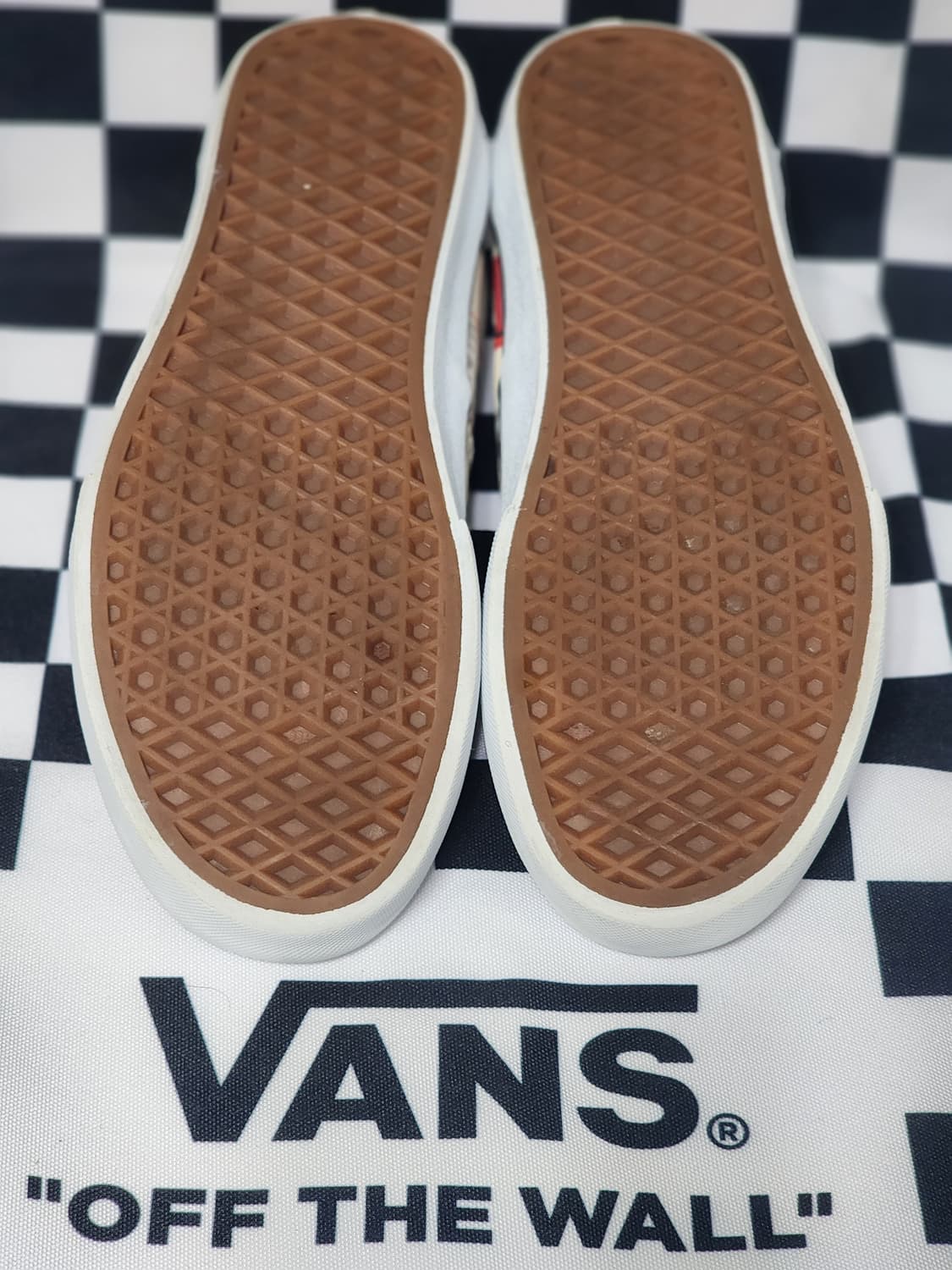 Vans의 에라(ERA) 모델로, "OFF THE WALL" 패턴이 돋보 상품이미지7