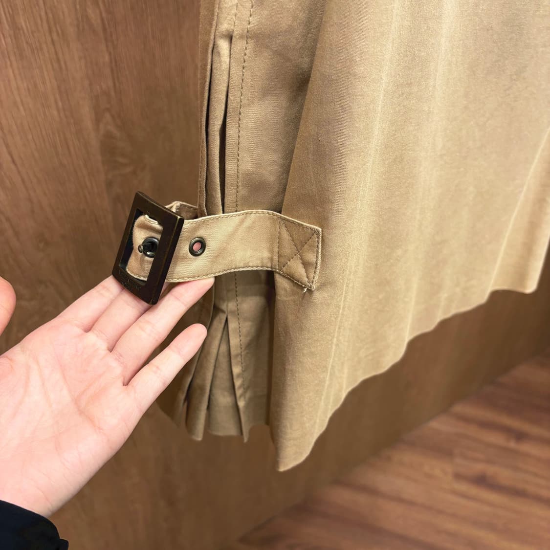 발렌티노 코튼 미디 스커트 사이드 턱 스트랩 버클 디테일 H라인 베이지 상품이미지6