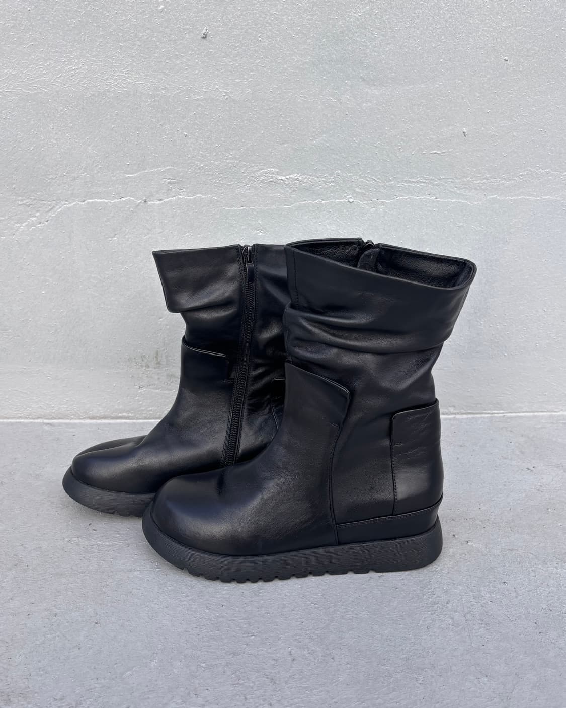 컨펨퍼러리 터크 디자인 미들 부츠 상품이미지2