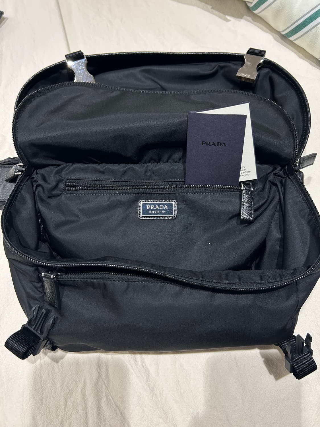 프라다 바이커백 미듐사이즈 상품이미지2