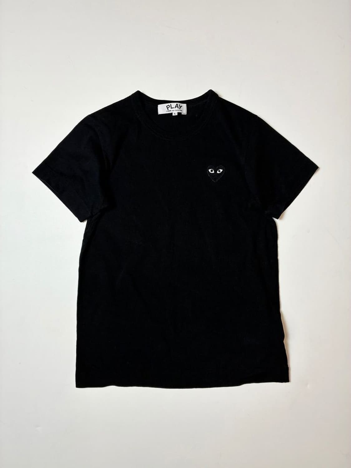 꼼데가르송 우먼스 스몰 블랙 하트 반팔 티셔츠 PN9093 상품이미지1