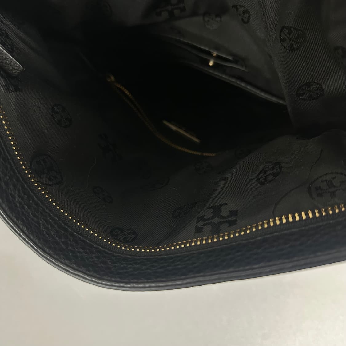 토리버치 블랙 가죽 테슬 크로스백 클러치형 가방 상품이미지9