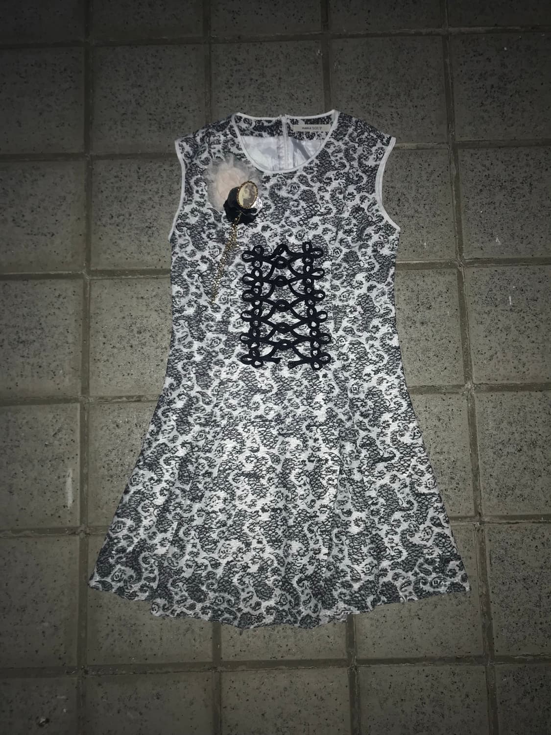 Napoleon Cameo Brooch Lace Mini Dress 상품이미지4