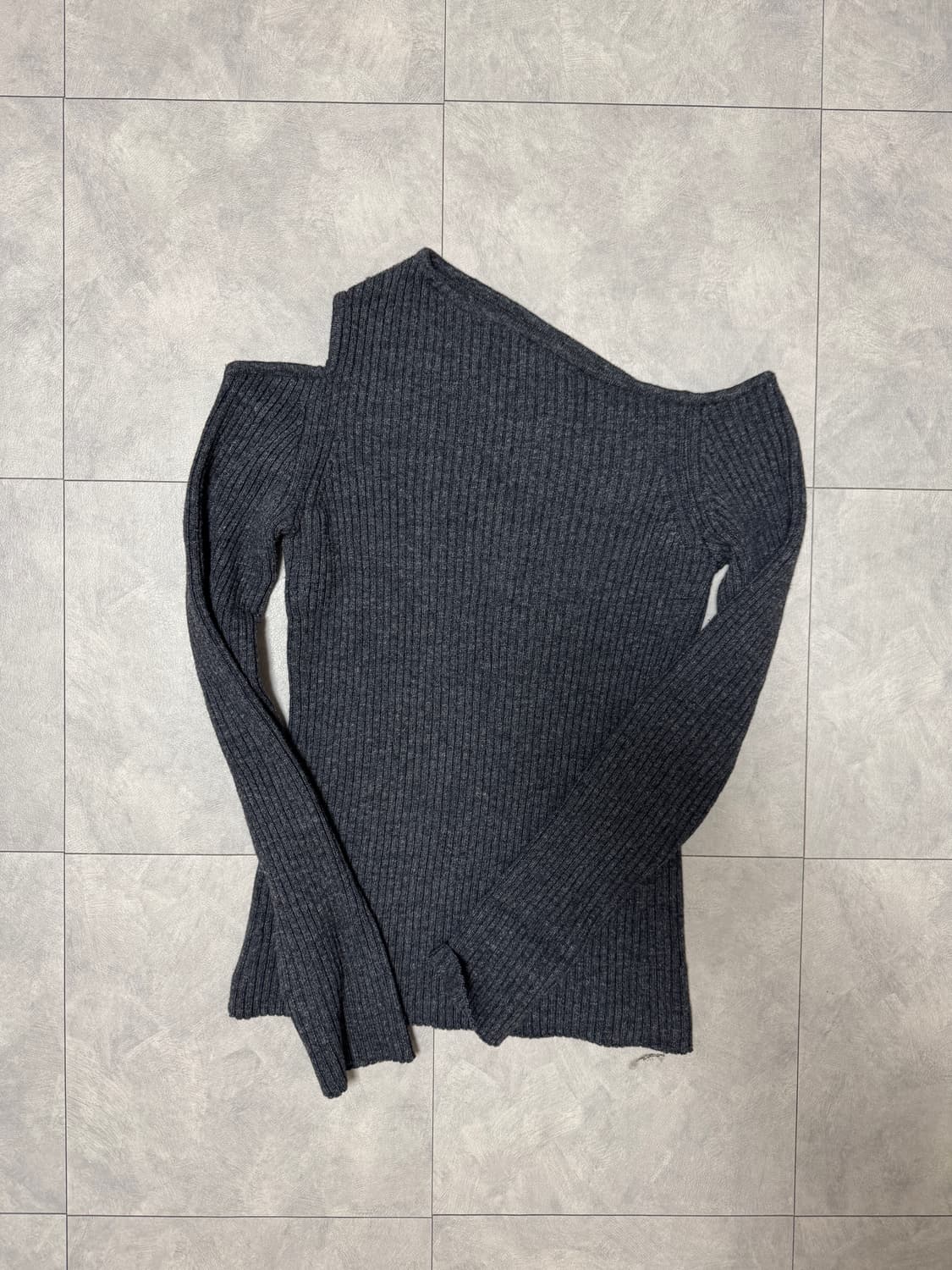 다이애그널 ONE OFF SHOULDER HOLE KNIT 상품이미지1