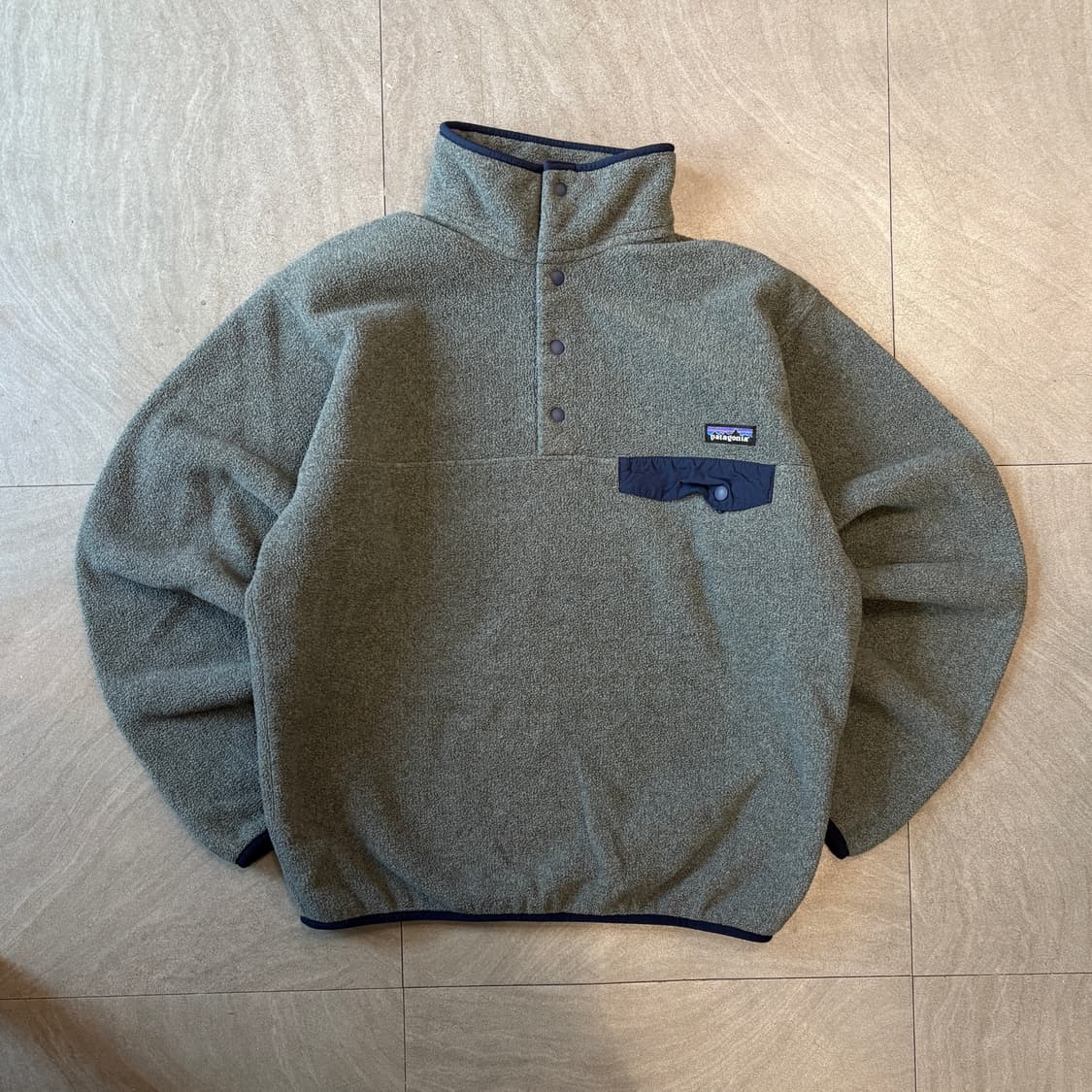파타고니아 정품 신칠라 그레이 스냅티 상품이미지1